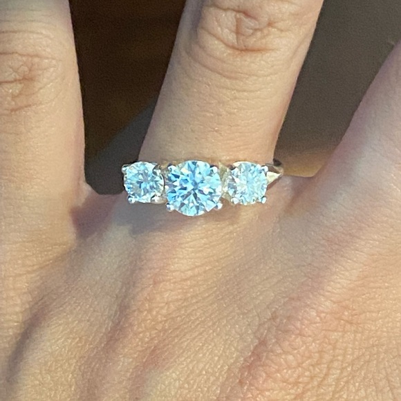 3 stone moissanite diamond ring 2 carats - Picture 2 of 7